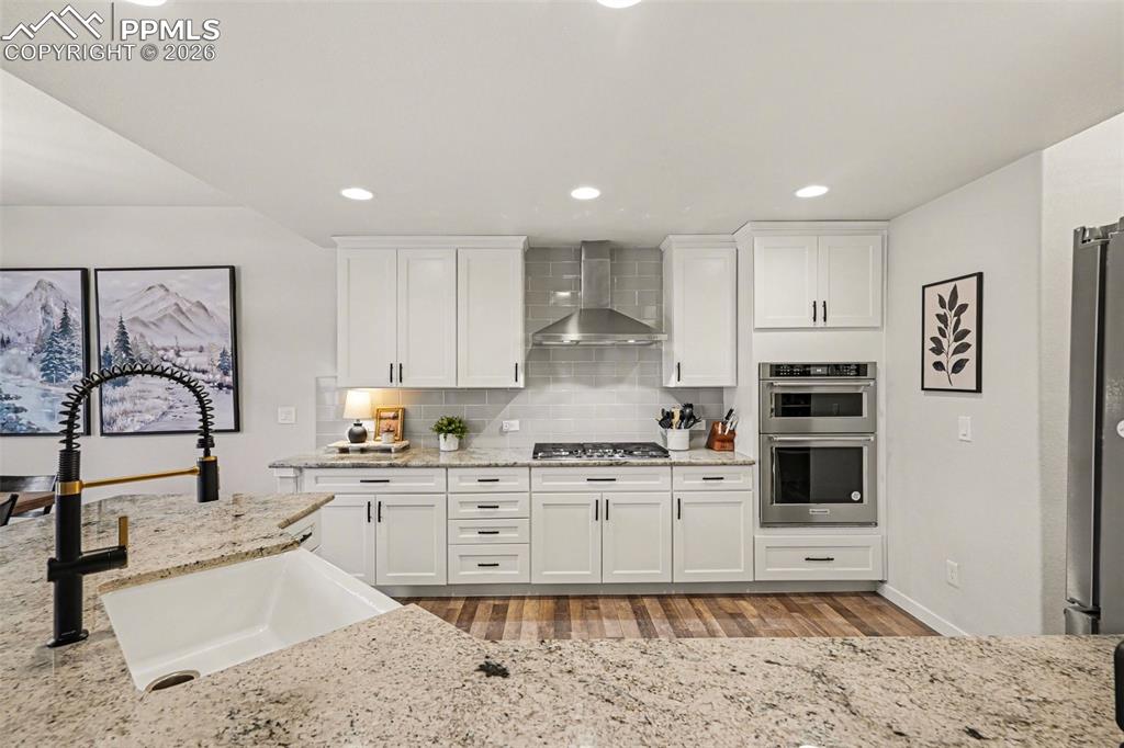 Image 8 of 40: Kitchen