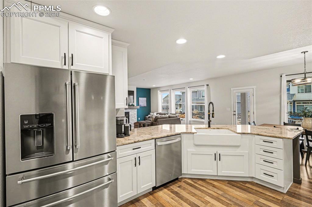 Image 9 of 40: Kitchen