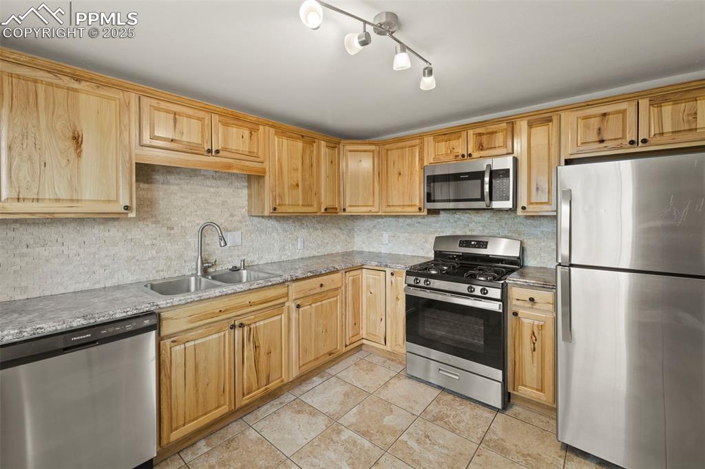 Image 11 of 50: Kitchen