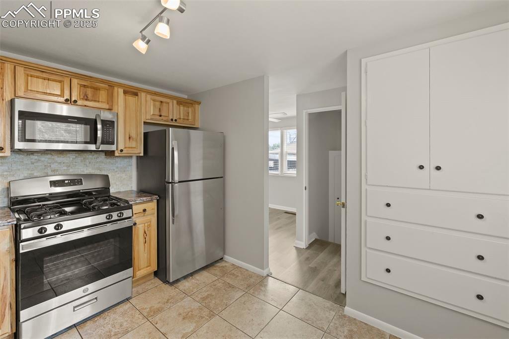 Image 12 of 50: Kitchen