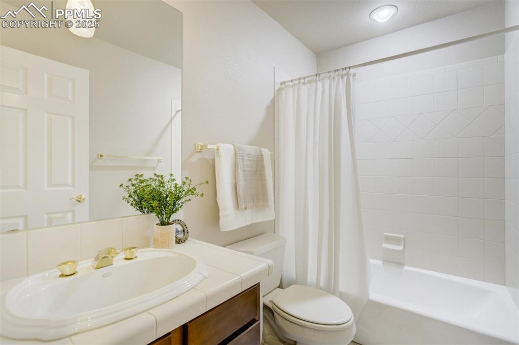 Image 28 of 48: Bathroom