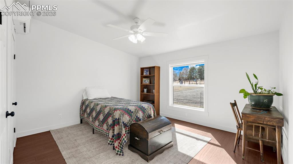 Image 18 of 49: Bedroom