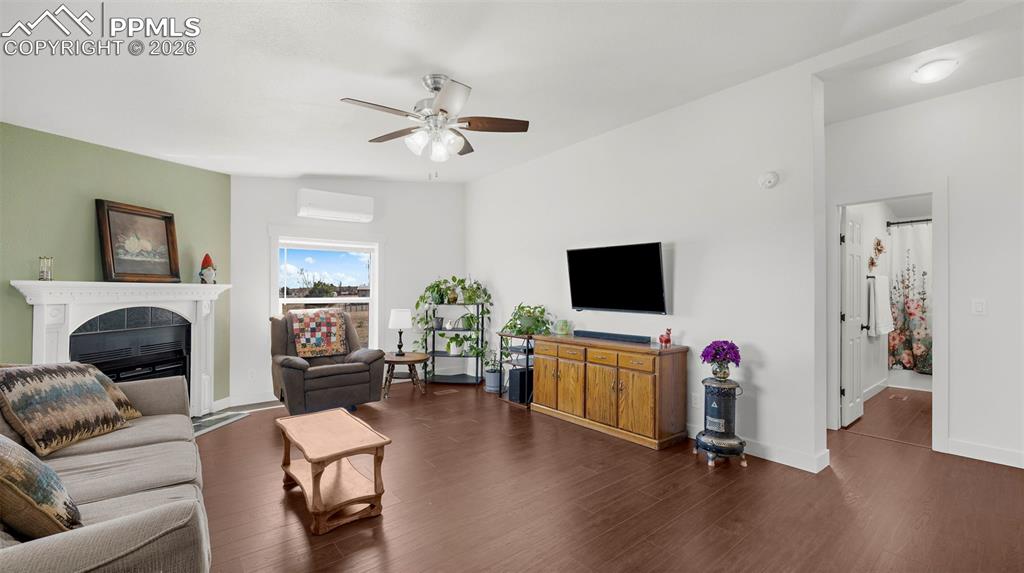 Image 19 of 49: Living Room