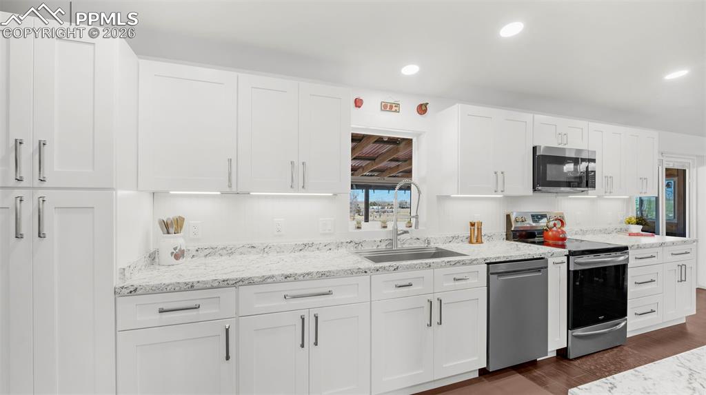 Image 21 of 49: Kitchen