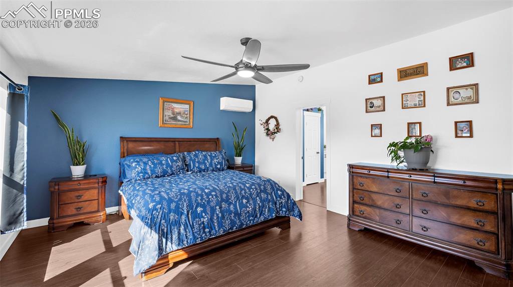 Image 24 of 49: Bedroom