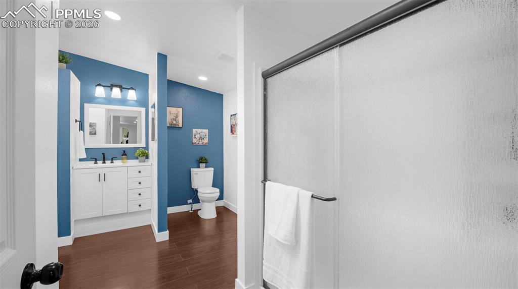 Image 27 of 49: Bathroom