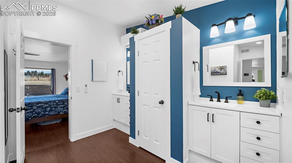 Image 28 of 49: Bathroom