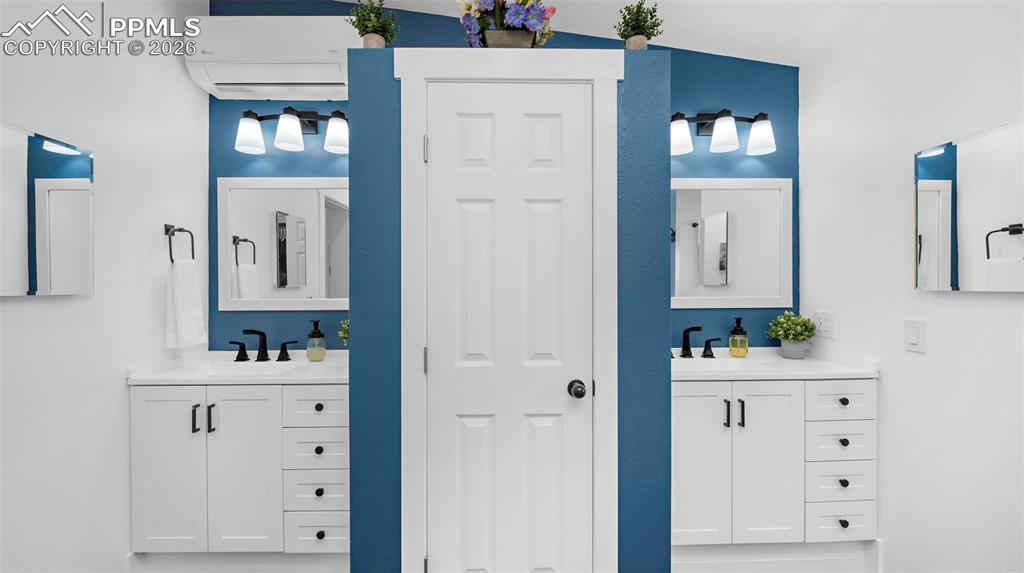 Image 31 of 49: Bathroom