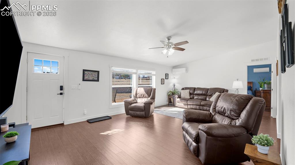 Image 5 of 49: Entry