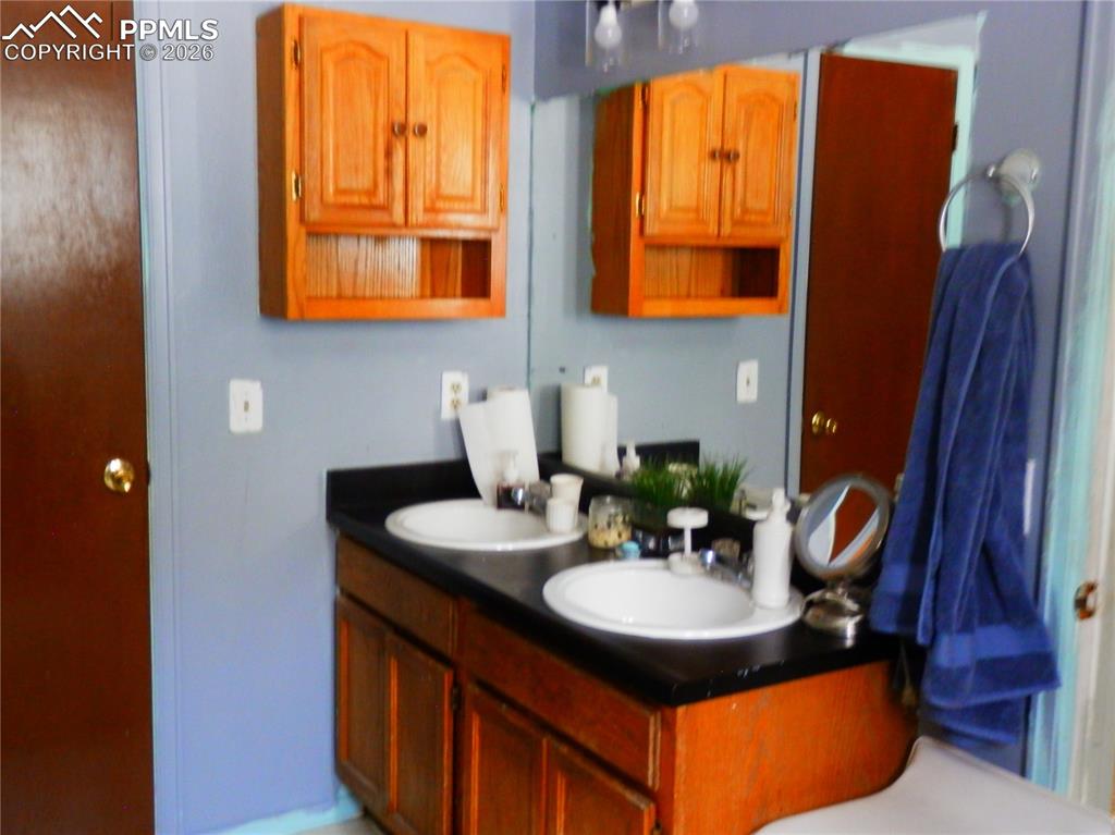 Image 7 of 13: Bathroom