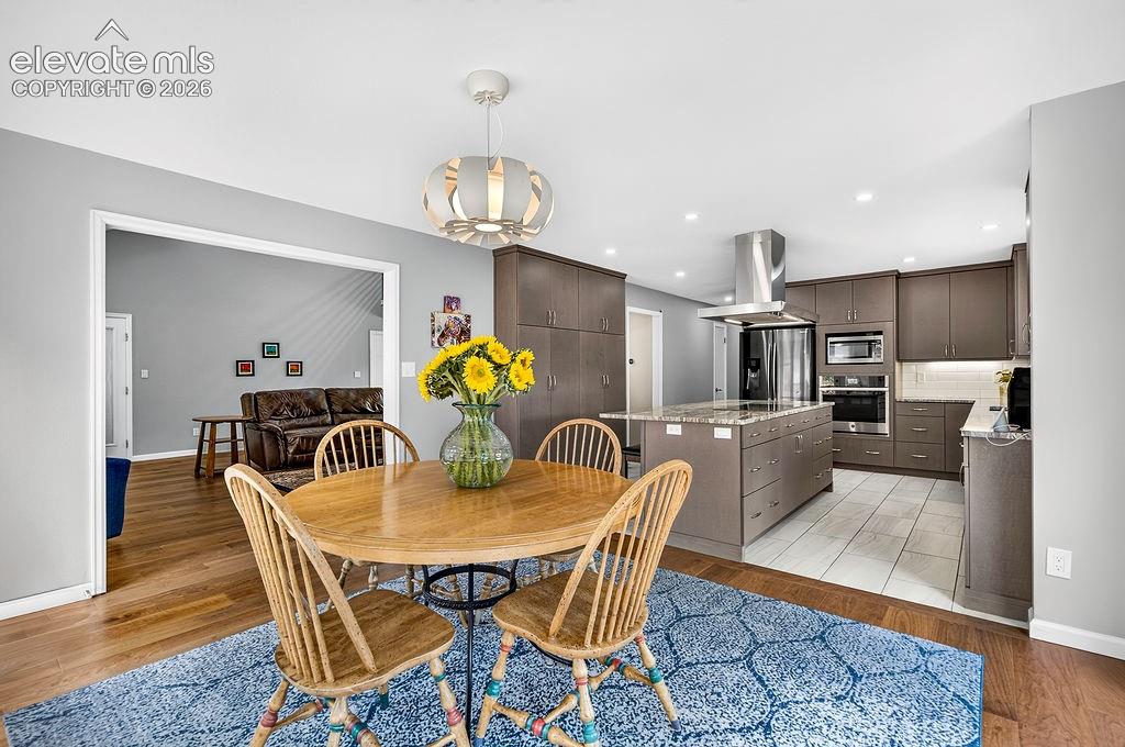 Image 10 of 34: Dining Area