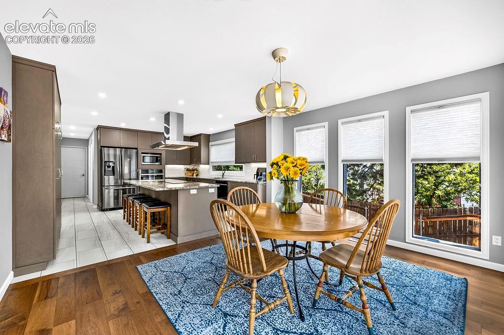 Image 11 of 34: Dining Area