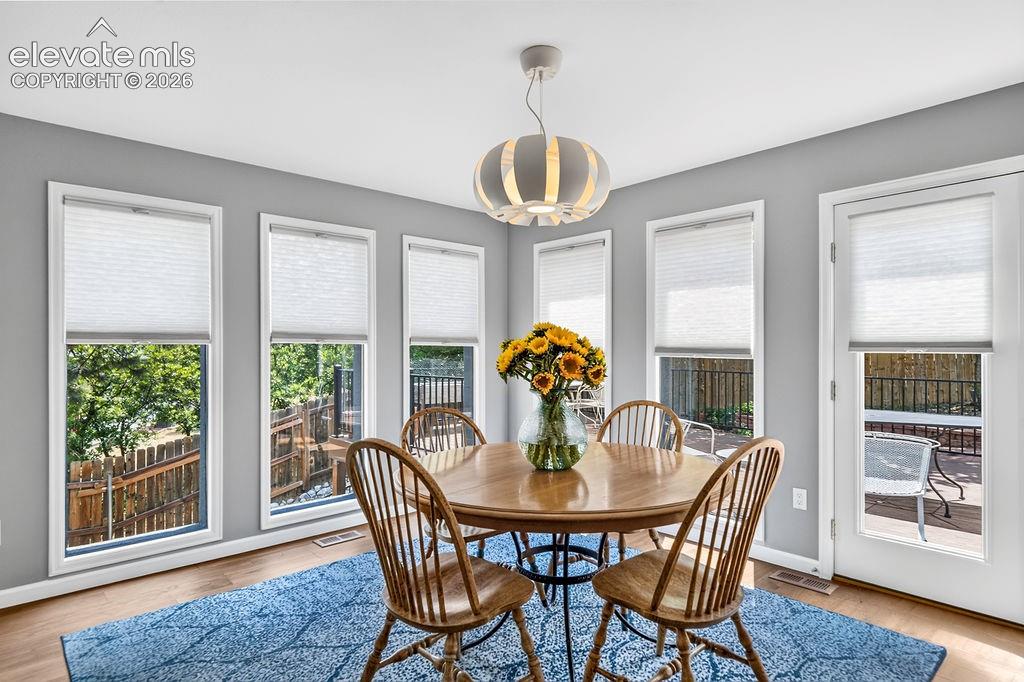 Image 13 of 34: Dining Area