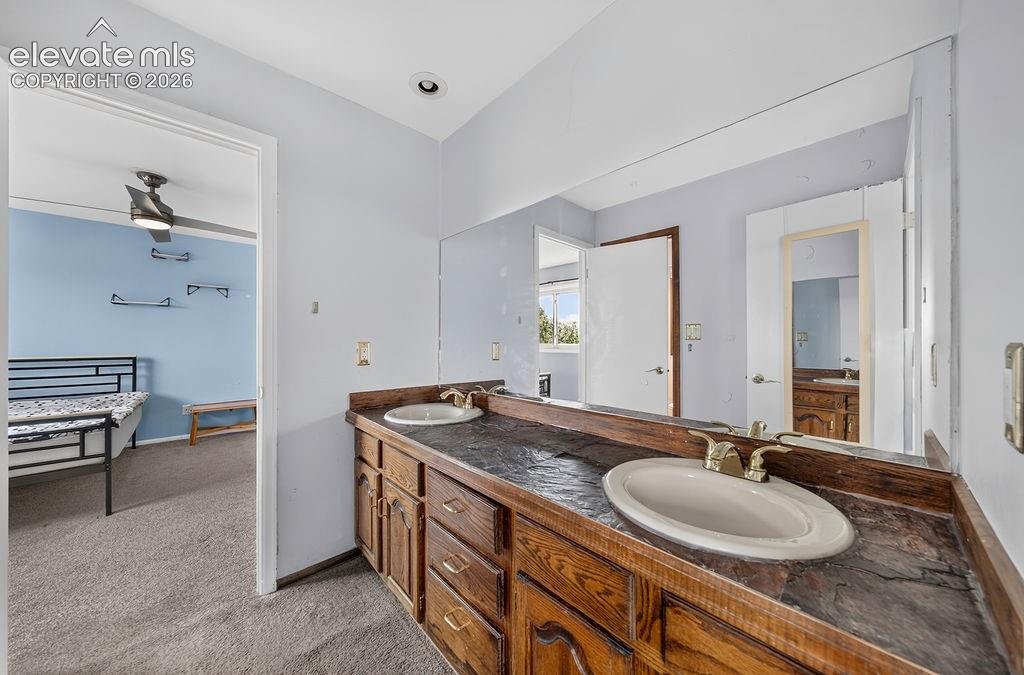Image 19 of 34: Bathroom