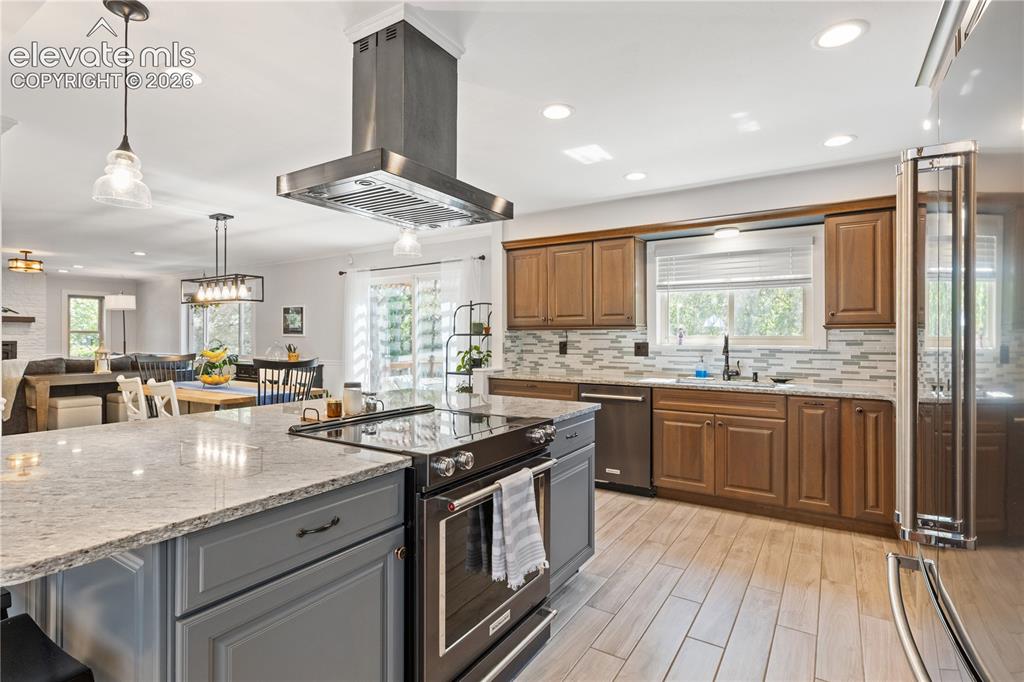 Image 12 of 46: Kitchen