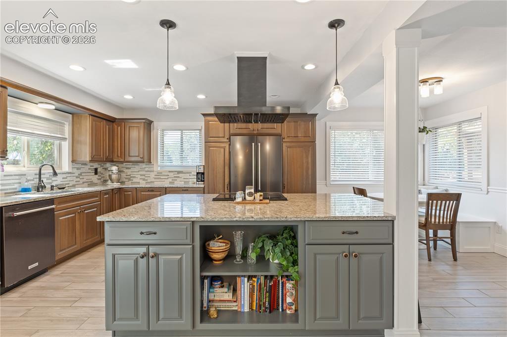 Image 14 of 46: Kitchen