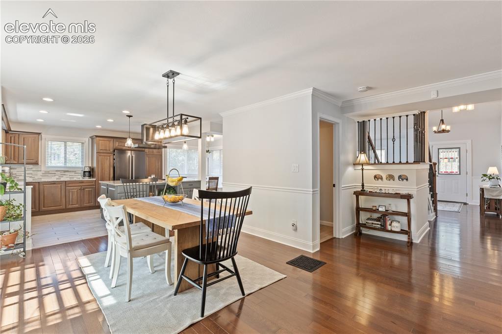 Image 16 of 46: Dining Area