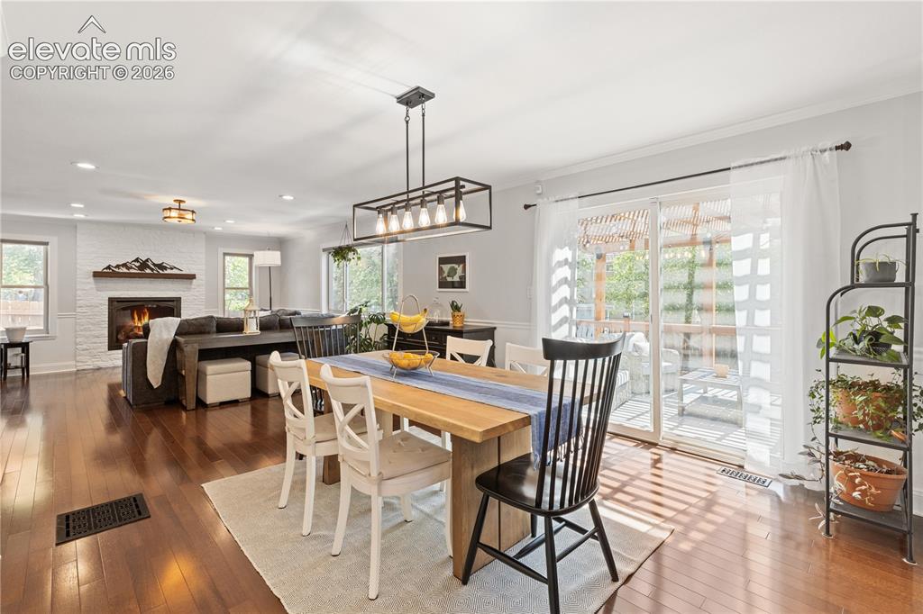 Image 17 of 46: Dining Area