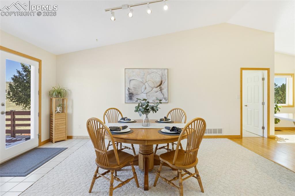 Image 16 of 42: Dining Area