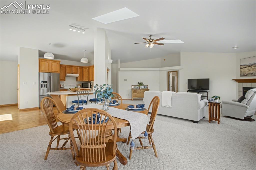 Image 18 of 42: Dining Area