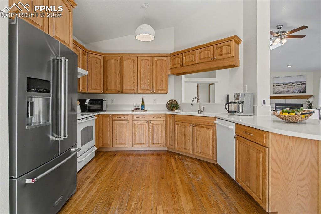 Image 20 of 42: Kitchen