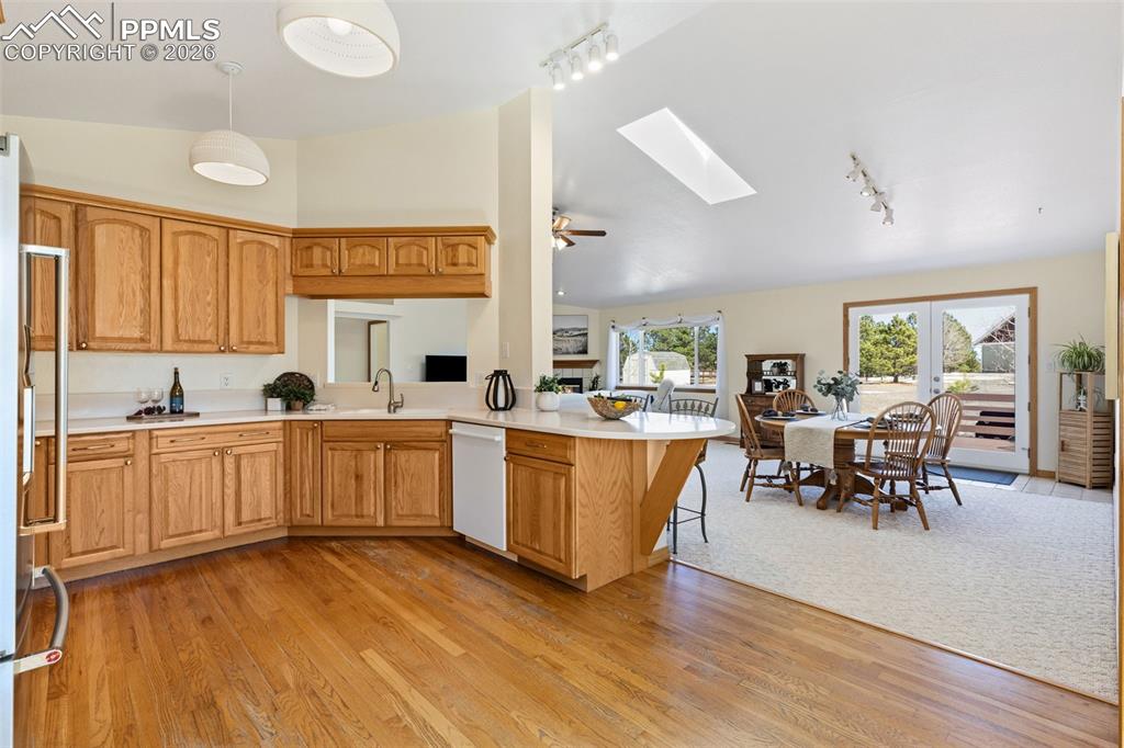 Image 22 of 42: Kitchen