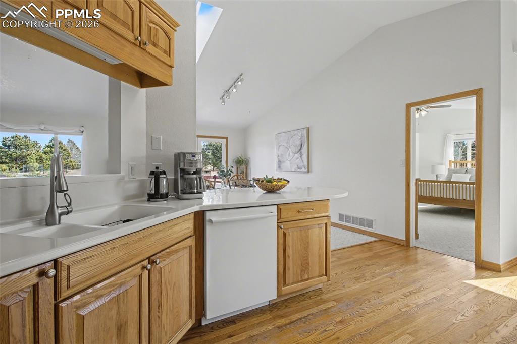 Image 24 of 42: Kitchen