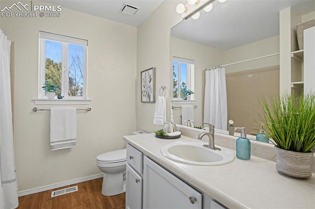 Image 31 of 42: Bathroom