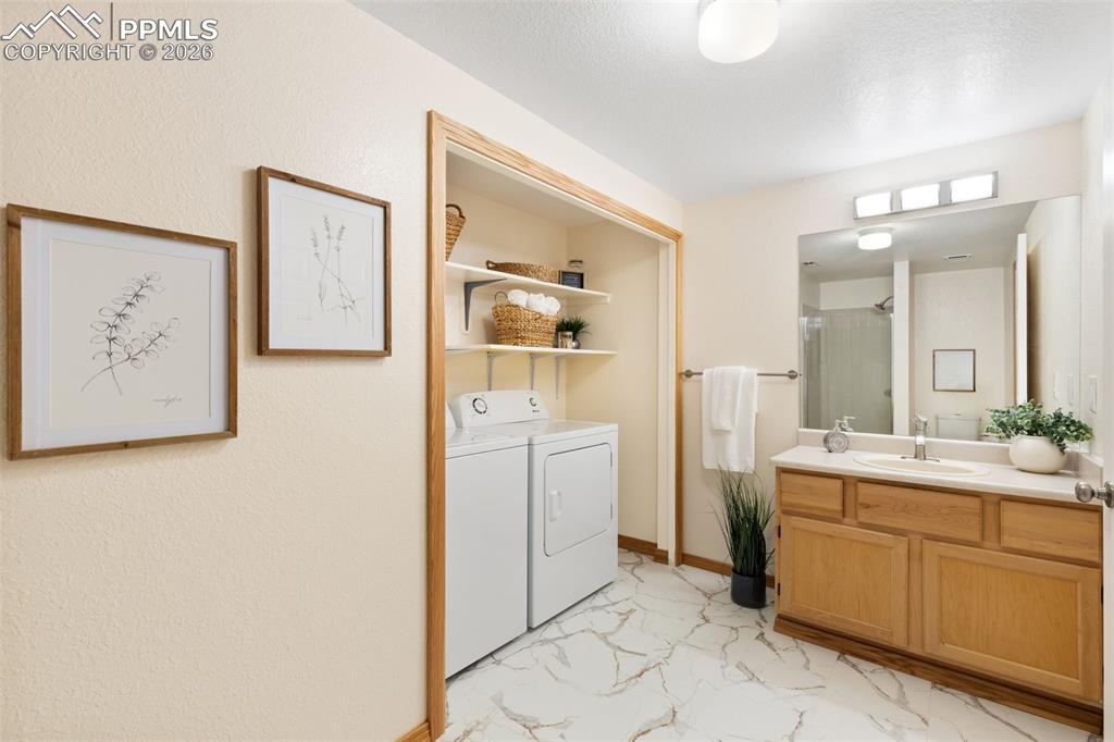 Image 36 of 42: Bathroom