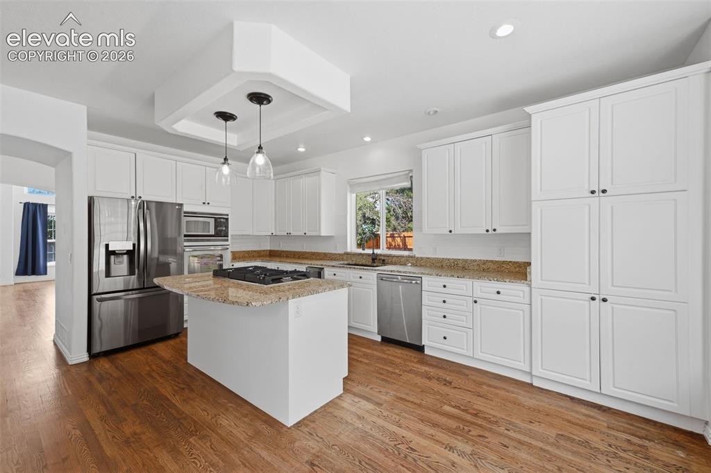 Image 10 of 50: Kitchen