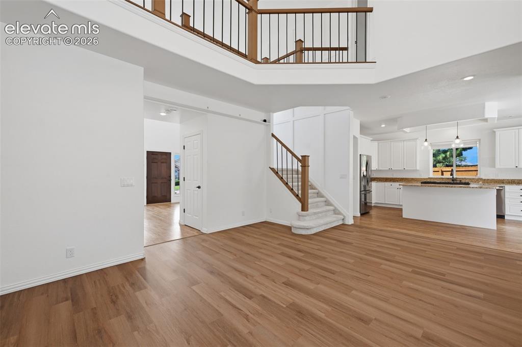 Image 8 of 50: Living Room