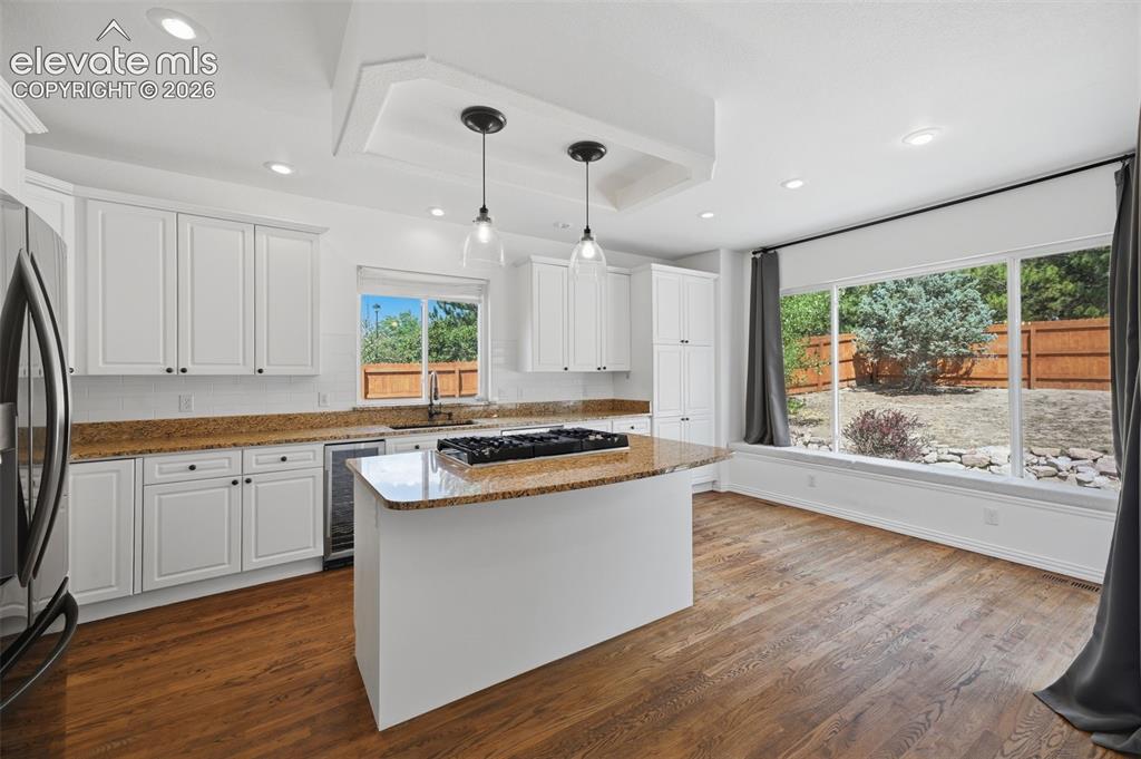 Image 9 of 50: Kitchen