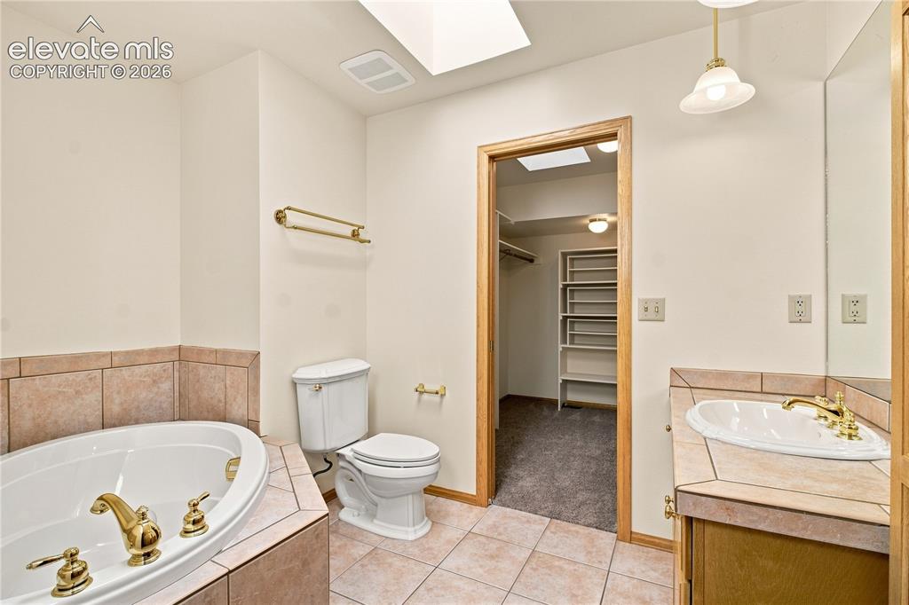 Image 20 of 39: Bathroom