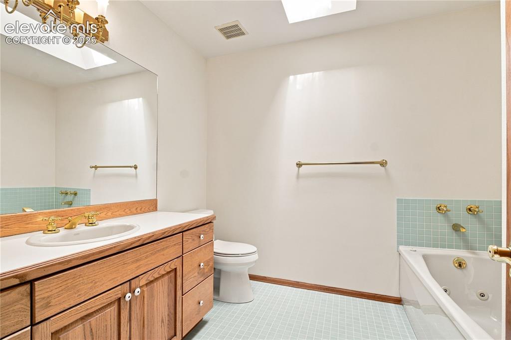 Image 27 of 39: Bathroom