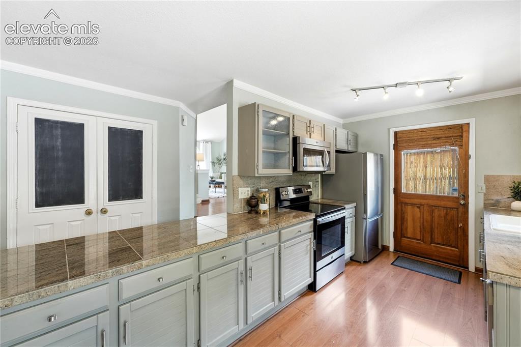 Image 16 of 49: Kitchen