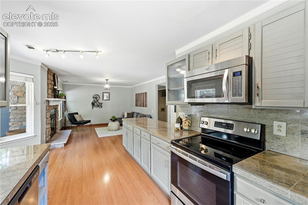 Image 17 of 49: Kitchen