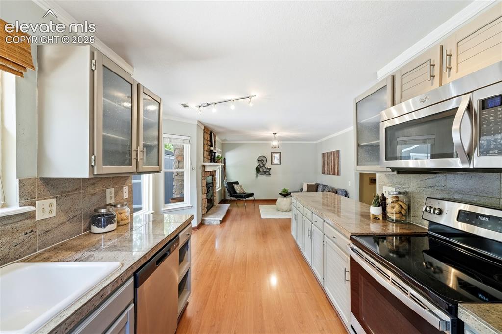 Image 18 of 49: Kitchen