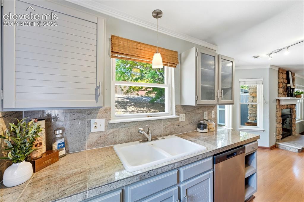 Image 19 of 49: Kitchen