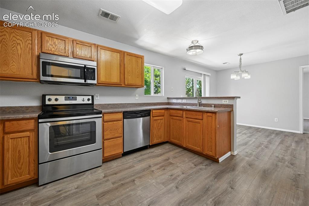 Image 15 of 27: Kitchen