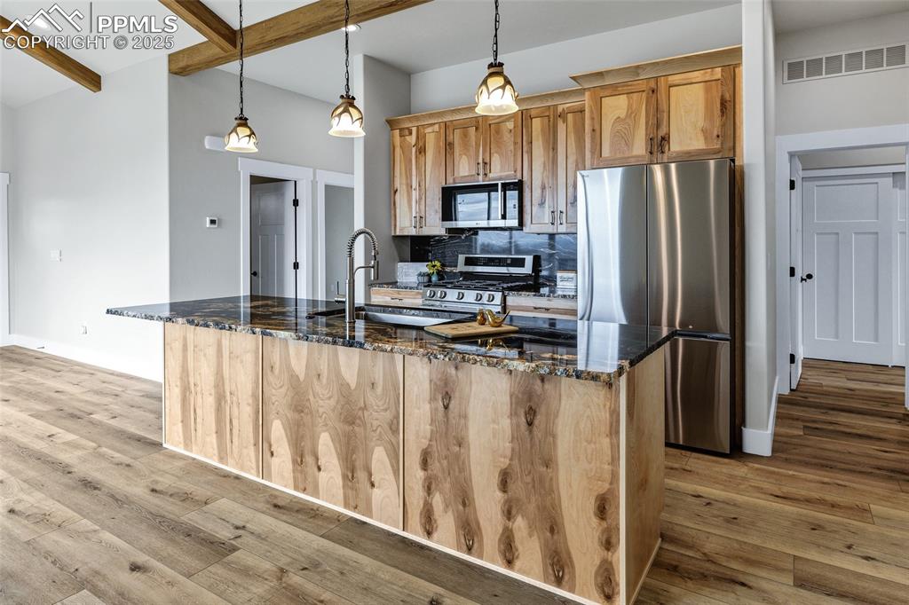 Image 11 of 46: Kitchen