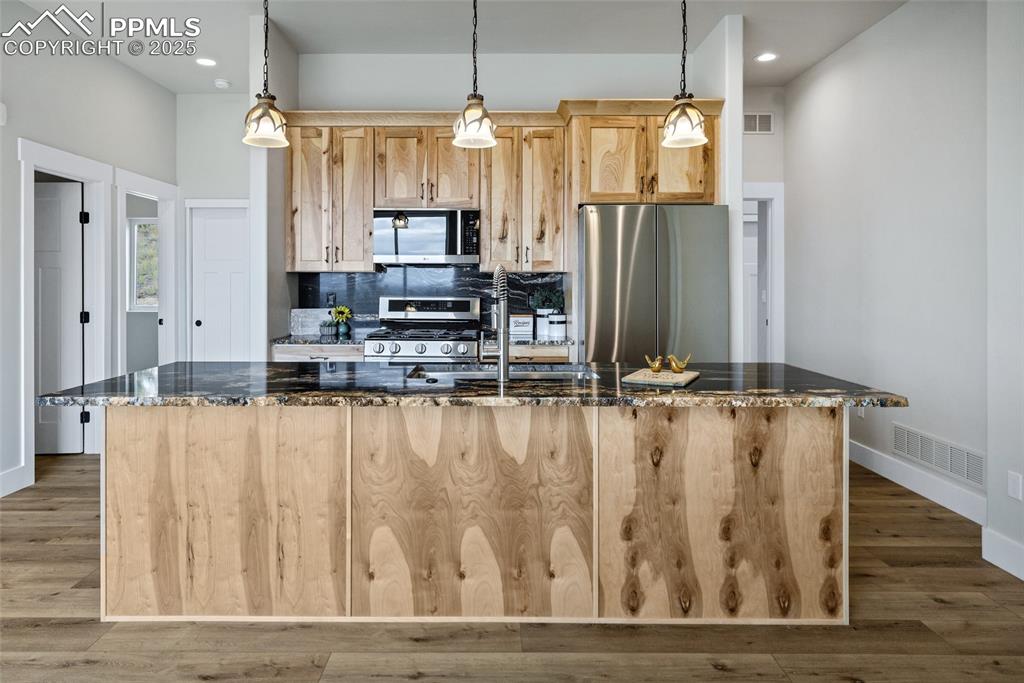 Image 13 of 46: Kitchen