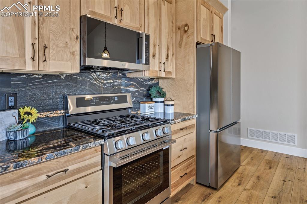 Image 14 of 46: Kitchen