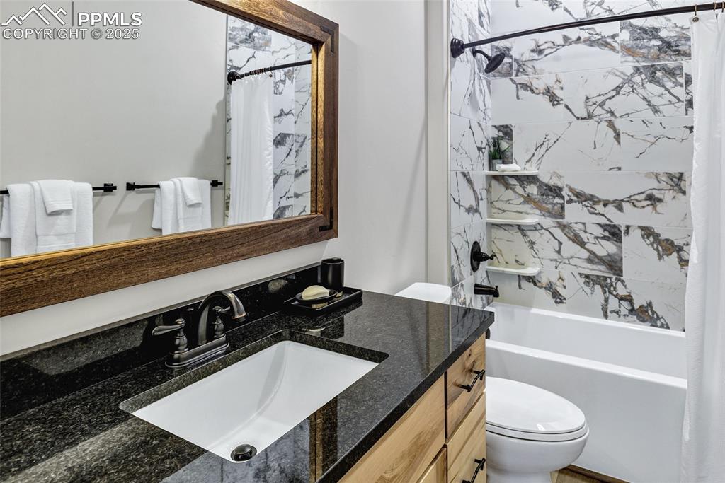 Image 21 of 46: Bathroom