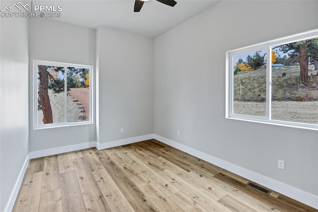 Image 22 of 46: Bedroom