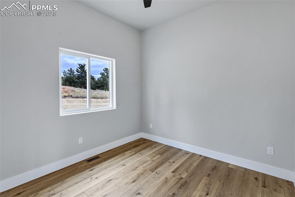 Image 24 of 46: Bedroom