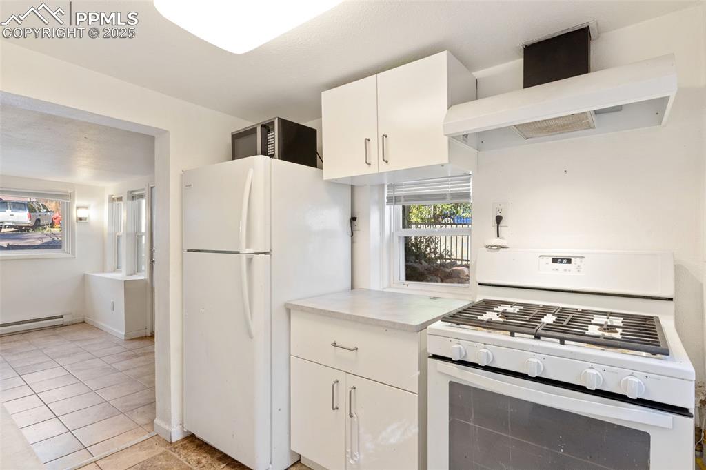 Image 12 of 27: Kitchen