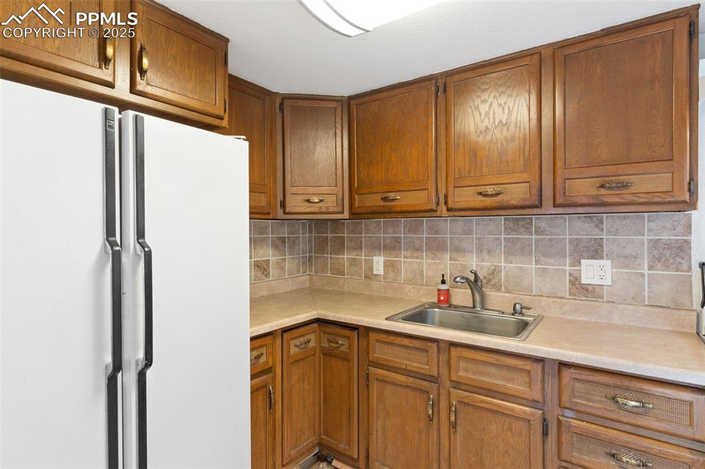 Image 23 of 27: Kitchen