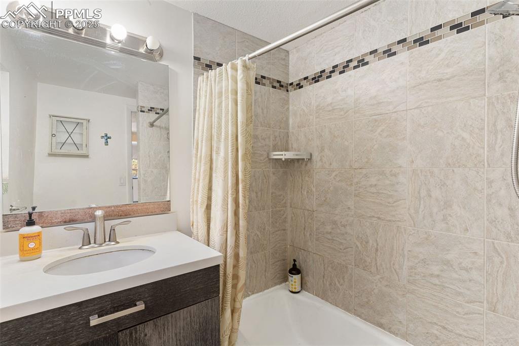 Image 7 of 27: Bathroom