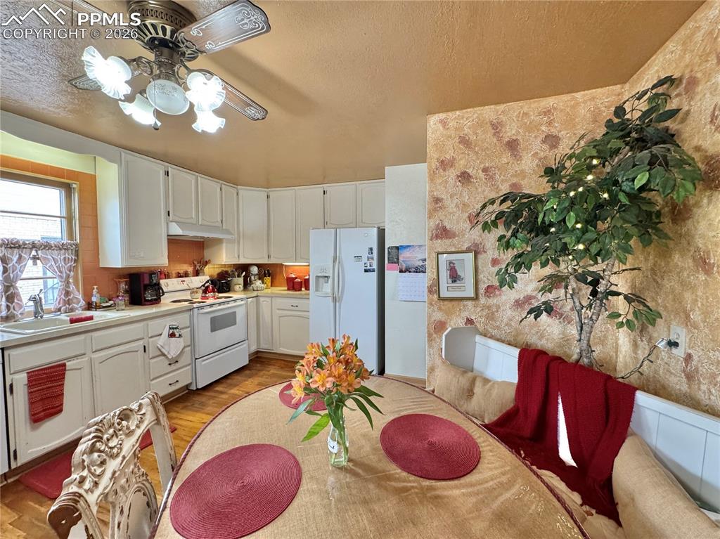 Image 11 of 33: Kitchen