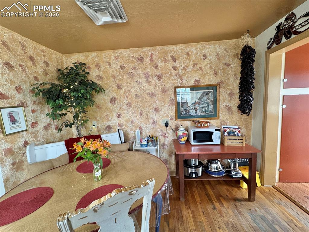 Image 13 of 33: Dining Area